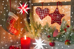 Weihnachtliche Dekoration mit einem Herrnhuter Stern weiß 13 cm